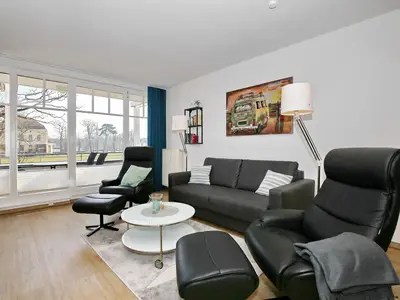 Wohnzimmer mit Zugang zum Balkon