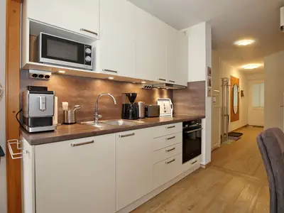 Küche mit Backofen und Spülmaschine