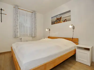 Schlafzimmer mit Doppelbett