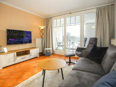 Wohnzimmer mit Sideboard und TV