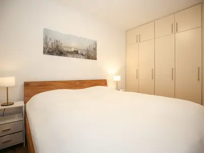 Schlafzimmer mit Kleiderschrank