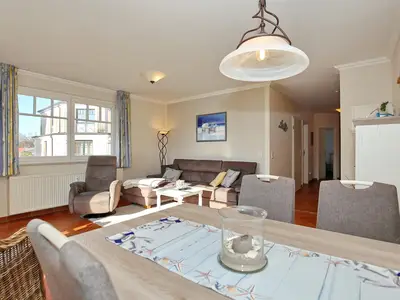 Essbereich mit Blick ins Wohnzimmer