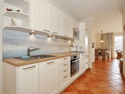 Küchenzeile mit Backofen und Spülmaschine