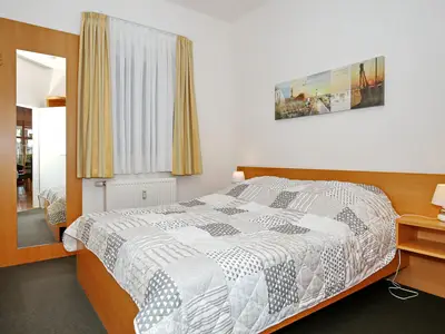 Schlafzimmer mit Doppelbett