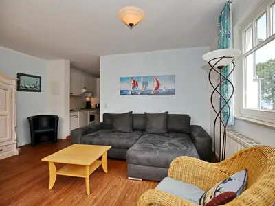 Wohnzimmer mit Sofa und Korbsessel