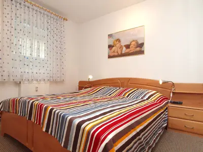 Schlafzimmer mit Doppelbett