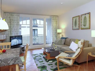 Wohnzimmer mit Schlafcouch und TV