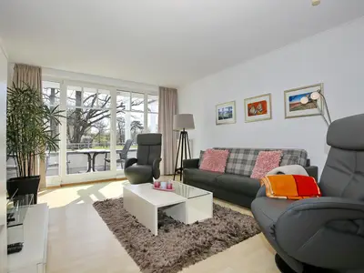 Wohnzimmer mit Zugang zum Balkon