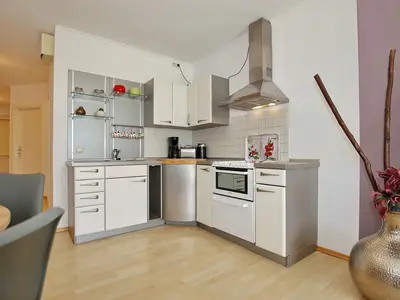 Küche mit Mini-Backofen und Geschirrspüler