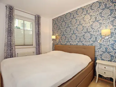 Schlafzimmer mit Doppelbett