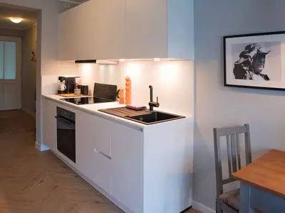 Küche mit Backofen und Spülmaschine