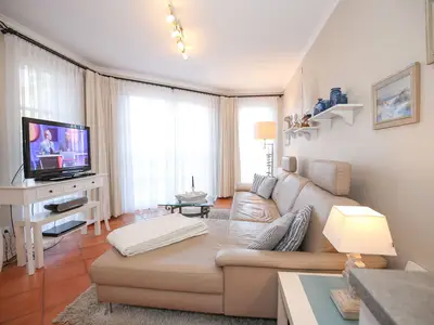 Wohnzimmer mit großer Fensterfront