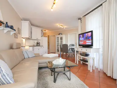 Wohnbereich mit Sitzecke und TV