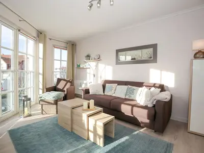 Wohnzimmer mit Sofa und Sessel