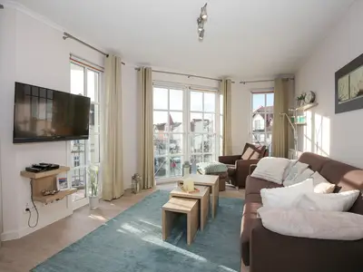 Wohnzimmer mit Sofa und TV