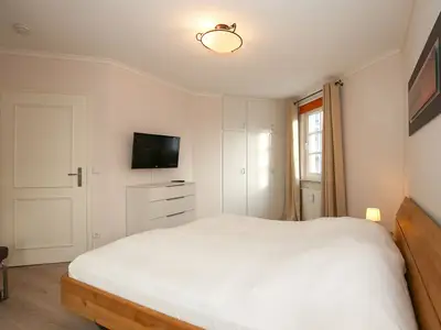 1. Schlafzimmer mit TV