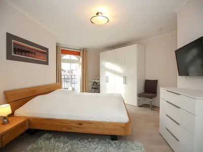 1.Schlafzimmer mit Kleiderschrank