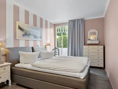 Erstes Schlafzimmer mit Doppelbett