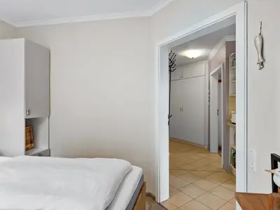 Zweites Schlafzimmer mit Doppelbett und Flatscreen-TV