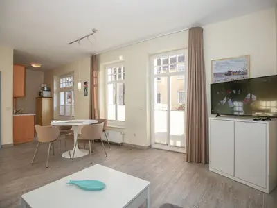 Wohnzimmer mit Zugang zum Balkon