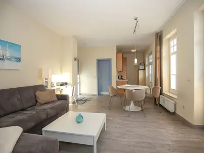 Blick in das Wohnzimmer mit Essbereich