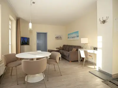 Wohnzimmer mit Essbereich und Schreibtisch