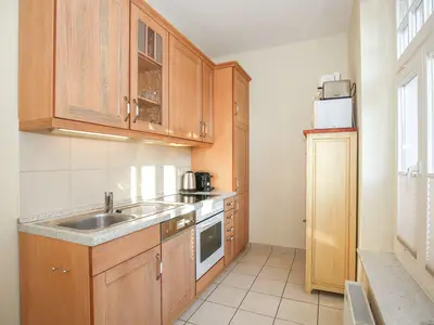 Küche mit Backofen und Spülmaschine