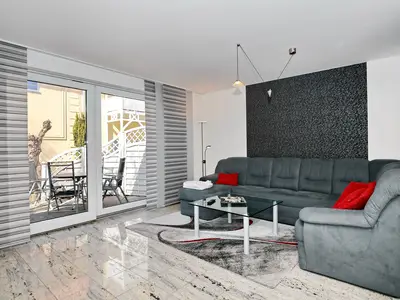 Wohnzimmer mit Zugang zur Terrasse