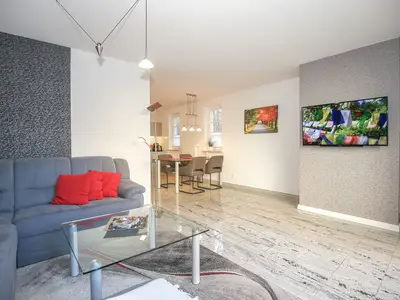 Wohnzimmer mit Sitzecke und TV