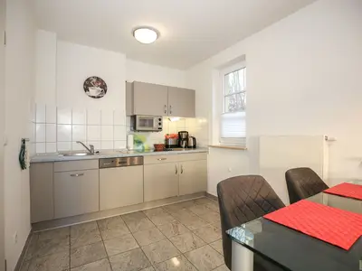 Küche mit Geschirrspüler und Mikrowelle