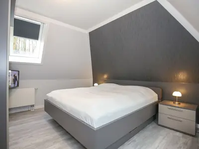 Schlafzimmer mit Doppelbett