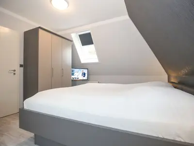 Schlafzimmer Kleiderschrank und TV