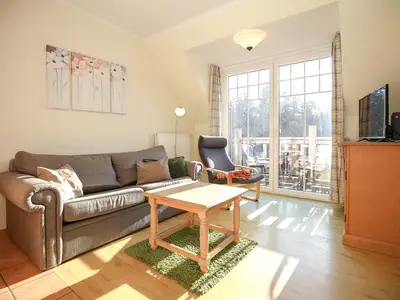 Wohnzimmer mit Couch und Schwingsessel