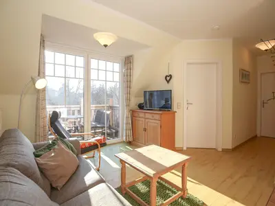 Wohnzimmer mit Zugang zum Balkon