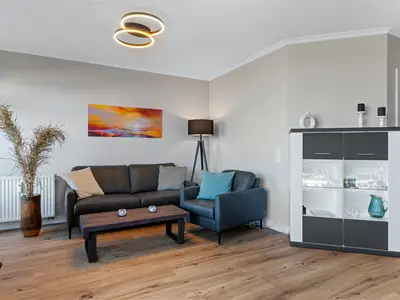 Wohn-Essbereich mit Couch und Sessel