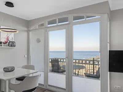 Wohn-Essbereich mit Esstisch und Ausblick