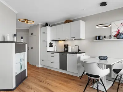 Küchenzeile mit Esstisch und Sitzgelegenheit