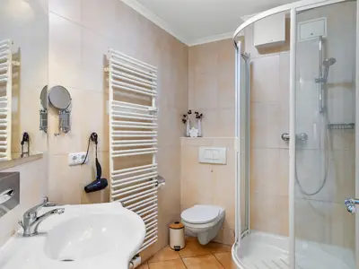 Badezimmer mit Dusche