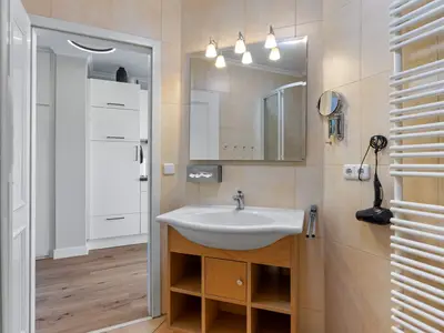 Badezimmer mit Waschtisch und Spiegel