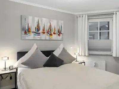 Erstes Schlafzimmer mit Doppelbett