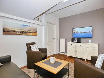 Wohnzimmer mit Kommode und TV