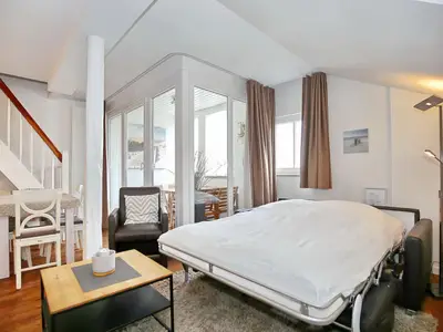 Wohnzimmer mit ausgeklappter Schlafcouch