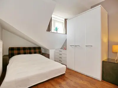Schlafzimmer mit ausgeklappter Schlafcouch