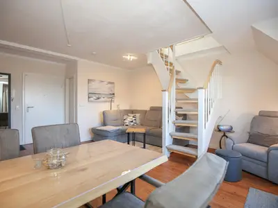 Wohnzimmer mit Treppe ins Dachgeschoss