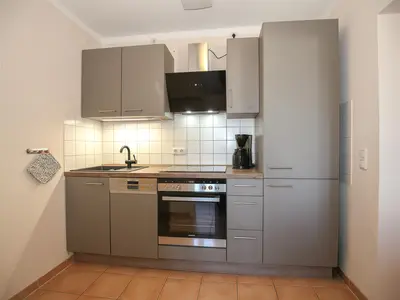 Küche mit Geschirrspüler und Backofen