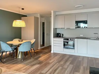 Küche mit Backofen und Spülmaschine