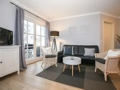 Wohnzimmer mit Sofa und Sessel