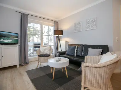 Wohnzimmer mit Zugang zum Balkon