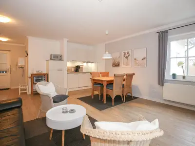 Wohnbereich mit Blick zur Küche