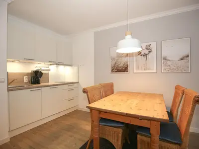 Küche mit Esstisch und Stühlen